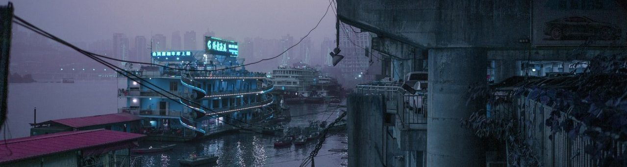 BlogMotel 当前网站使用的夜间滨水城市景象